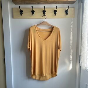 American Eagle Outfitters V-Neck Short Sleeve Tee in Yellow
